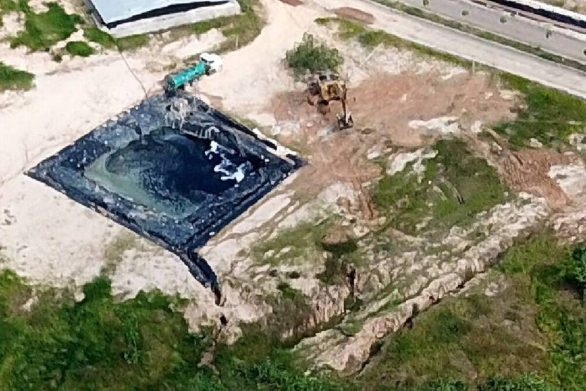 La fotografía corresponde a una de las últimas pruebas de la presunta contaminación que Rediba S.A. está cometiendo contra las fuentes de agua que abastecen al municipio. En ella se observaría cómo, presuntamente, esta piscina de lixiviados tiene una desembocadura ilegal. (Foto: Suministrada/VANGUARDIA LIBERAL)