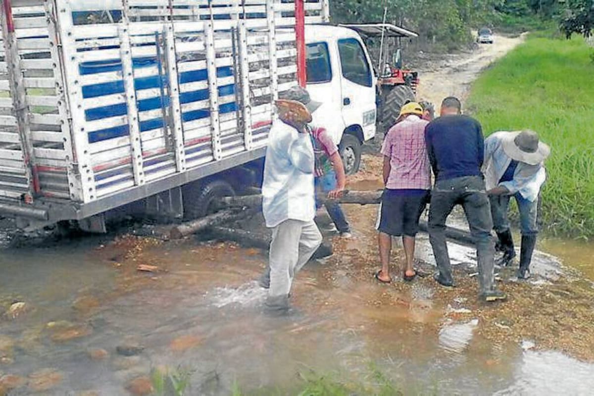 Con tractores y numerosas personas, sacaron los vehículos enterrados en varias quebradas tributarias del Opón. (Foto: Suministrada/VANGUARDIA LIBERAL)