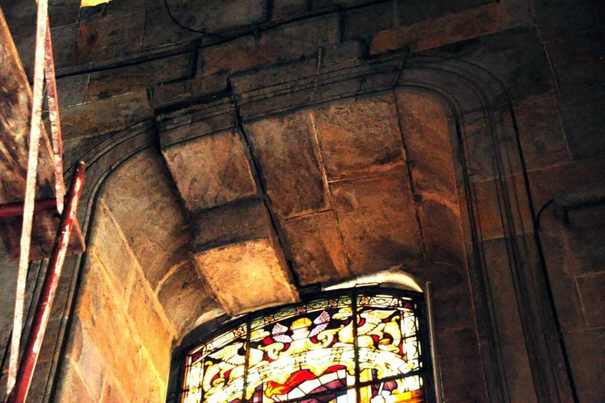De manera urgente deberán ser intervenidos dos arcos de la Basílica Menor del Socorro, debido al desplazamiento de varias piedras y al aumento de la dilatación de una grieta en una nave. (Foto: Luis Ferando Martínez Vargas/VANGUARDIA LIBERAL)