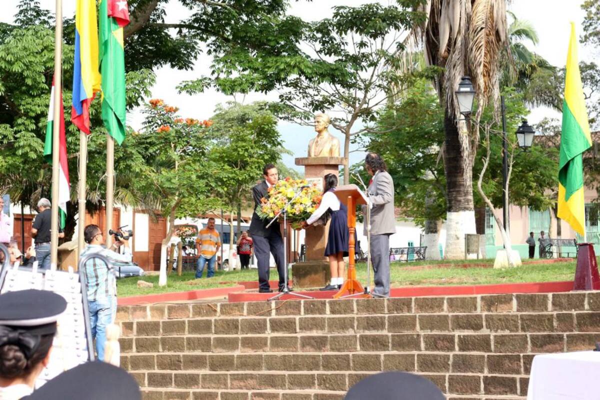 La personera estudiantil del colegio Eduardo Camacho Gamba de Curití, Katheryn Pahola Soto Esquiakqui y el exalumno Eduardo Beltrán entregaron una ofrenda floral en homenaje al escritor curiteño Ismael Enrique Arciniegas. (Foto: Suministrada / VANGUARDIA LIBERAL)