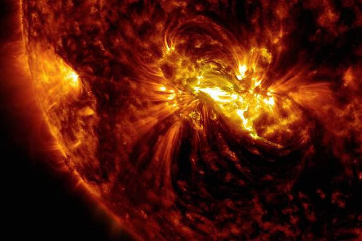 La mancha solar AR 12192 se aprecia en la superficie de la estrella en la mitad inferior. Esta imagen fue tomada de un destello solar emitido el pasado 26 de octubre. (Foto: NASA/VANGUARDIA LIBERAL)