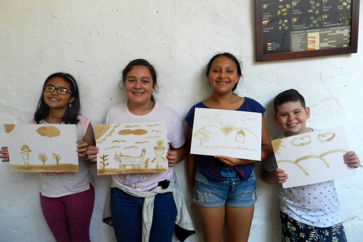 Pintura con café es una de las tantas opciones de diversión que pueden encontrar los niños en este taller. (Foto: Ana Rojas / VANGUARDIA LIBERAL)