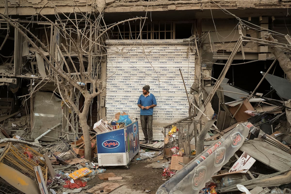 Un hombre se encuentra este lunes, entre las ruinas de un edificio bombardeado en la noche del 26 de marzo en un ataque israelí-estadounidense en plaza Nilufar en el este de Teherán (Irán). Los bombardeos contra Irán ya han entrado en su tercer día: la Media Luna Roja elevó este lunes el número de muertos en Irán hasta los 555. Pero una de las claves de la jornada es que las operaciones del Ejército israelí ya se han extendido al Líbano. EFE/Jaime León