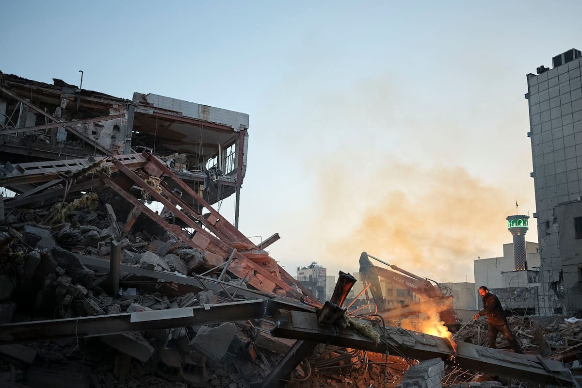 Un soldador trabaja este lunes, en las ruinas de un edificio destruido en la noche del 26 de marzo en un ataque israelí-estadounidense en plaza Nilufar en el este de Teherán (Irán). Los bombardeos contra Irán ya han entrado en su tercer día: la Media Luna Roja elevó este lunes el número de muertos en Irán hasta los 555. Pero una de las claves de la jornada es que las operaciones del Ejército israelí ya se han extendido al Líbano. EFE/ Jaime León