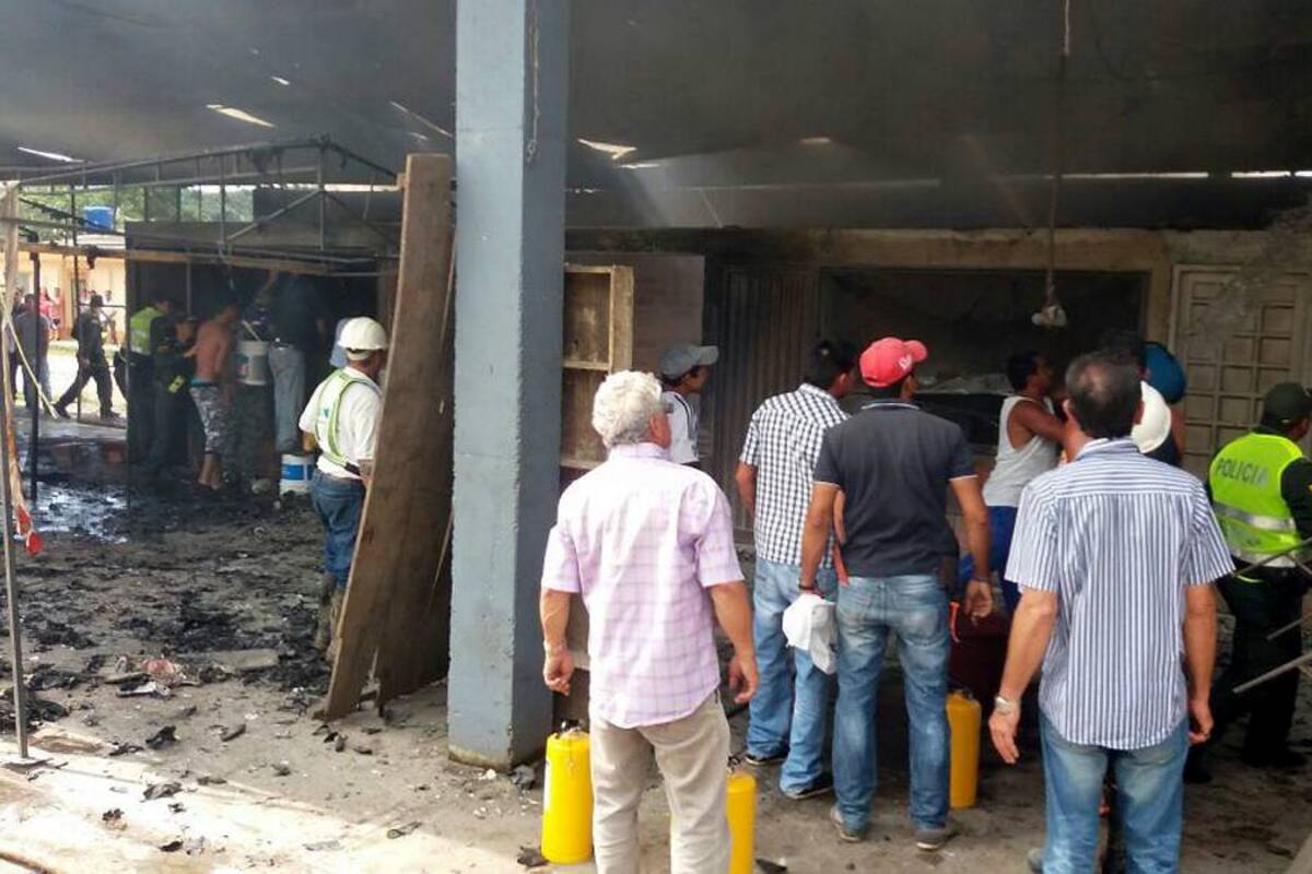 El incendio se presentó el pasado miércoles hacia las 9:15 a.m. y consumió cuatro locales de la plaza de mercado del municipio de Barbosa. (Foto: Suministrada / VANGUARDIA LIBERAL)