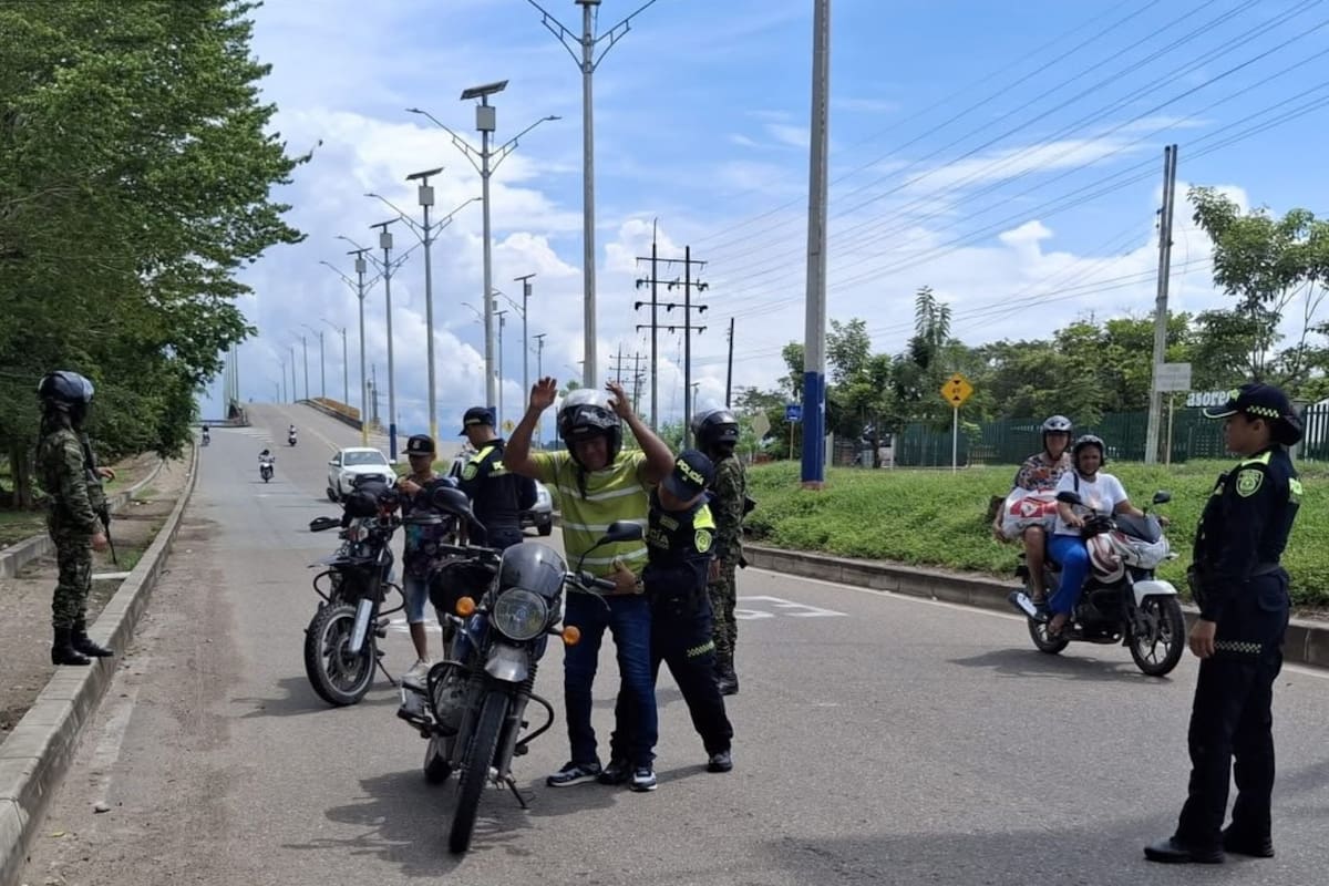 Desde este viernes se desplegó un plan especial por parte de la fuerza pública para garantizar la seguridad durante el Puente de Reyes en Barrancabermeja.
Suministrada/Vanguardia