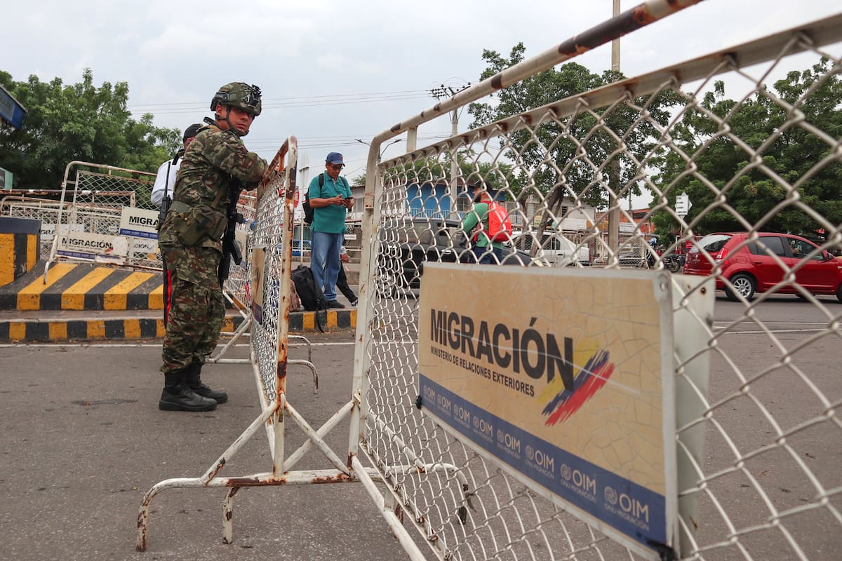 Integrantes del Ejército colombiano llegan este sábado al puente internacional Simón Bolívar que une a las ciudades de Cúcuta y Villa del Rosario (Colombia) con las ciudades de San Antonio y San Cristóbal del Estado Táchira (Venezuela). El presidente colombiano, Gustavo Petro, anunció este sábado un refuerzo de la seguridad en la frontera con Venezuela para atender una eventual llegada masiva de refugiados de ese país tras el ataque de Estados Unidos a Caracas y otras ciudades y la captura de Nicolás Maduro y su esposa, Cilia Flores. EFE/ Mario Caicedo