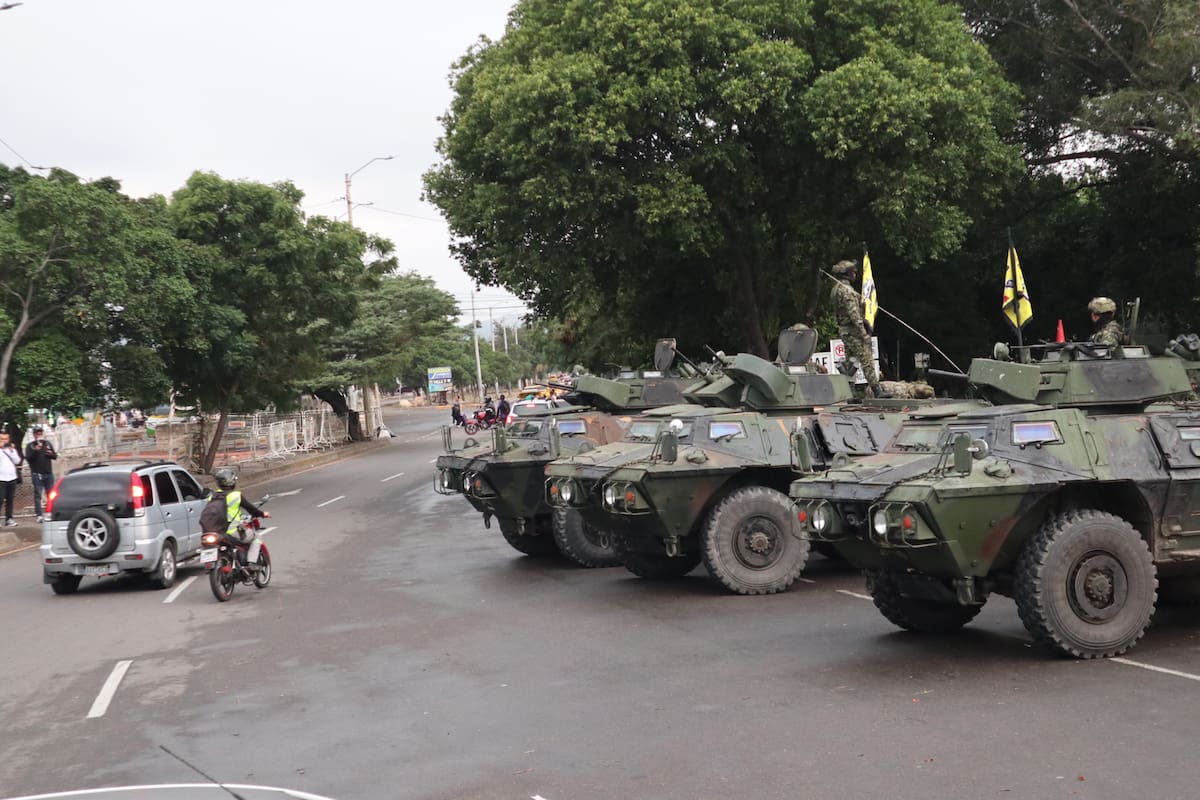 Integrantes del Ejército colombiano llegan este sábado al puente internacional Simón Bolívar que une a las ciudades de Cúcuta y Villa del Rosario (Colombia) con las ciudades de San Antonio y San Cristóbal del Estado Táchira (Venezuela). El presidente colombiano, Gustavo Petro, anunció este sábado un refuerzo de la seguridad en la frontera con Venezuela para atender una eventual llegada masiva de refugiados de ese país tras el ataque de Estados Unidos a Caracas y otras ciudades y la captura de Nicolás Maduro y su esposa, Cilia Flores. EFE/ Mario Caicedo