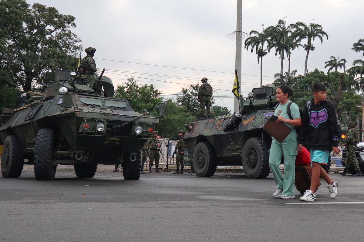 Integrantes del Ejército colombiano llegan este sábado al puente internacional Simón Bolívar que une a las ciudades de Cúcuta y Villa del Rosario (Colombia) con las ciudades de San Antonio y San Cristóbal del Estado Táchira (Venezuela). El presidente colombiano, Gustavo Petro, anunció este sábado un refuerzo de la seguridad en la frontera con Venezuela para atender una eventual llegada masiva de refugiados de ese país tras el ataque de Estados Unidos a Caracas y otras ciudades y la captura de Nicolás Maduro y su esposa, Cilia Flores. EFE/ Mario Caicedo