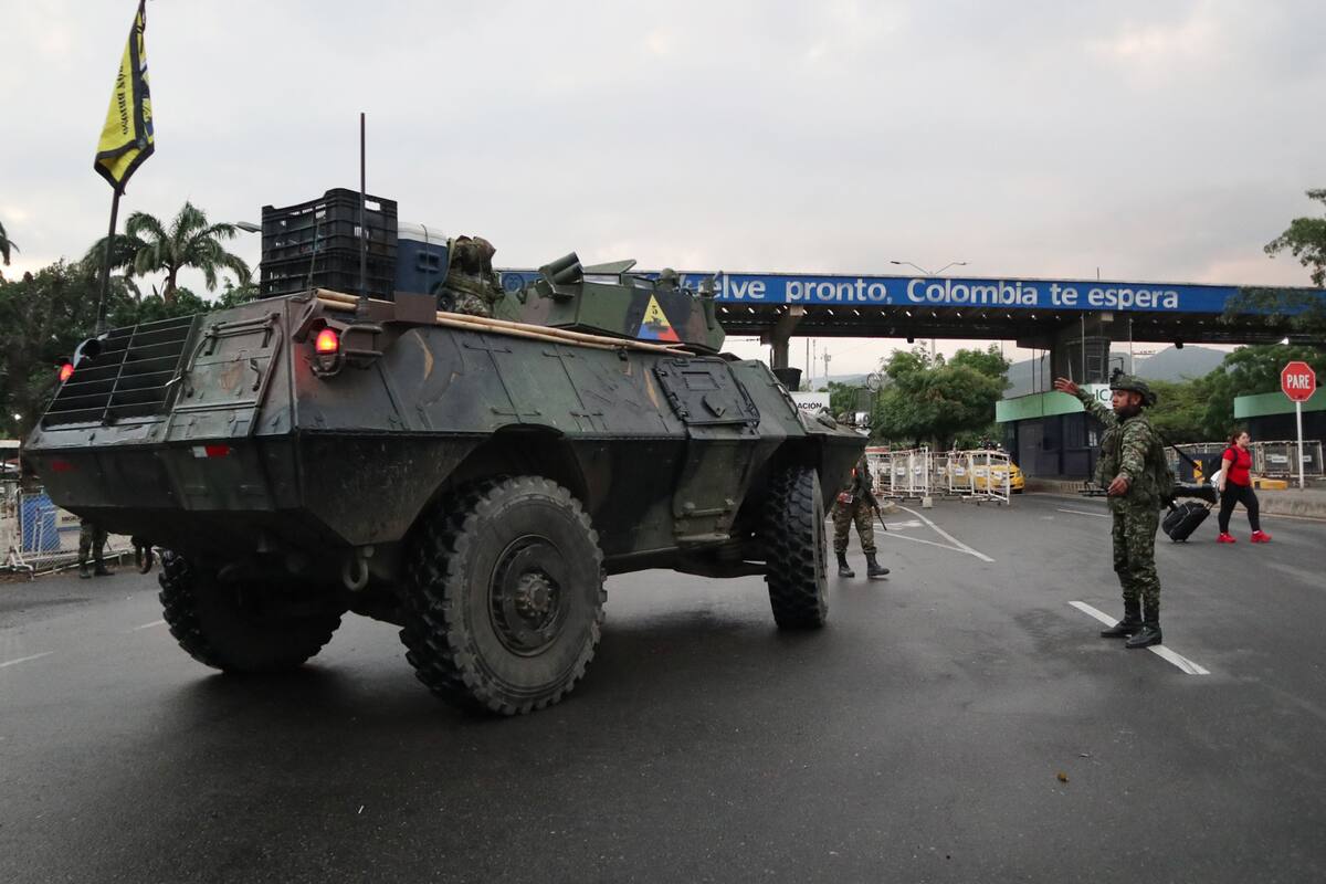 Integrantes del Ejército colombiano llegan este sábado al puente internacional Simón Bolívar que une a las ciudades de Cúcuta y Villa del Rosario (Colombia) con las ciudades de San Antonio y San Cristóbal del Estado Táchira (Venezuela). El presidente colombiano, Gustavo Petro, anunció este sábado un refuerzo de la seguridad en la frontera con Venezuela para atender una eventual llegada masiva de refugiados de ese país tras el ataque de Estados Unidos a Caracas y otras ciudades y la captura de Nicolás Maduro y su esposa, Cilia Flores. EFE/ Mario Caicedo