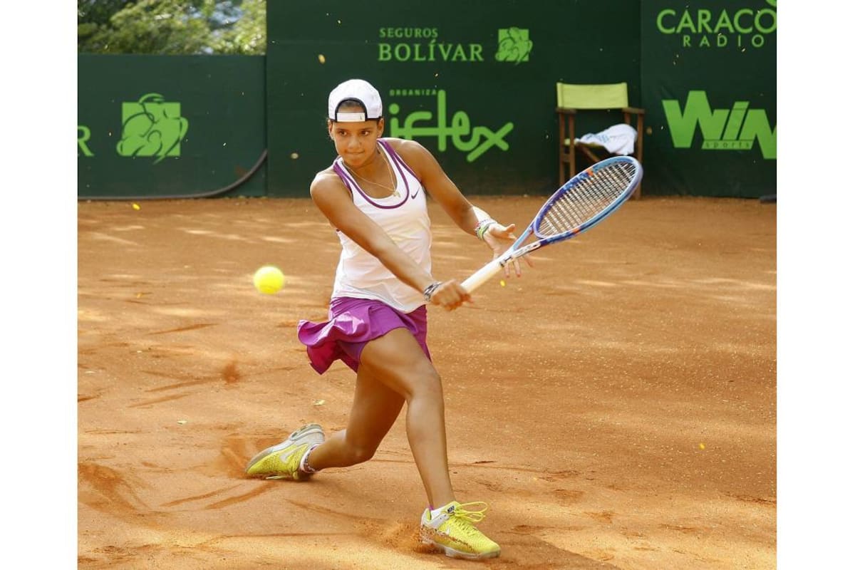 La colombiana Emiliana Arango, una de las tenistas con mejor proyección en el país, perdió en su segundo partido del cuadro principal del ITF Femenino Seguros Bolívar Open, ante la chilena Daniela Seguel, con parciales 6-1 y 6-0. (Foto: César Flórez / VANGUARDIA LIBERAL)