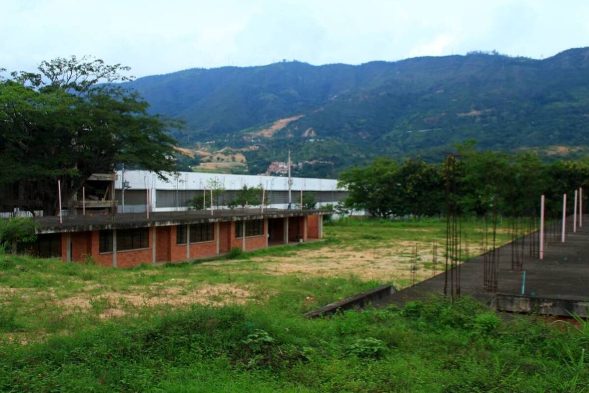 Desde que finalizó en 2013 la construcción de la planta física de la sede principal del colegio Facundo Navas, no se ha vuelto a intervenir. (Foto: Suministrada / VANGUARDIA LIBERAL)