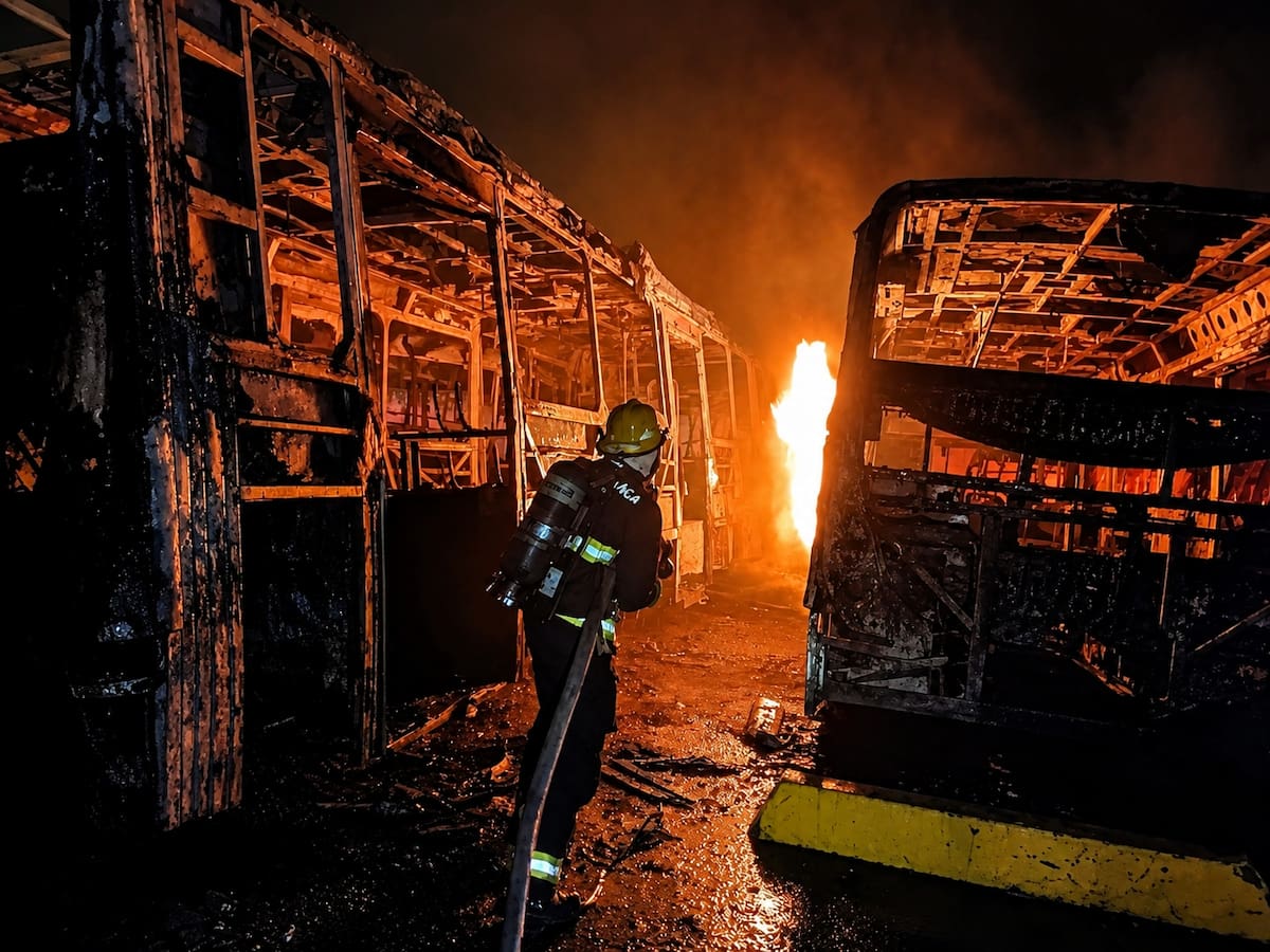 Seis de los siete buses que estaban en el portal de Metrolínea en Girón se incendiaron: esto se sabe de la emergencia