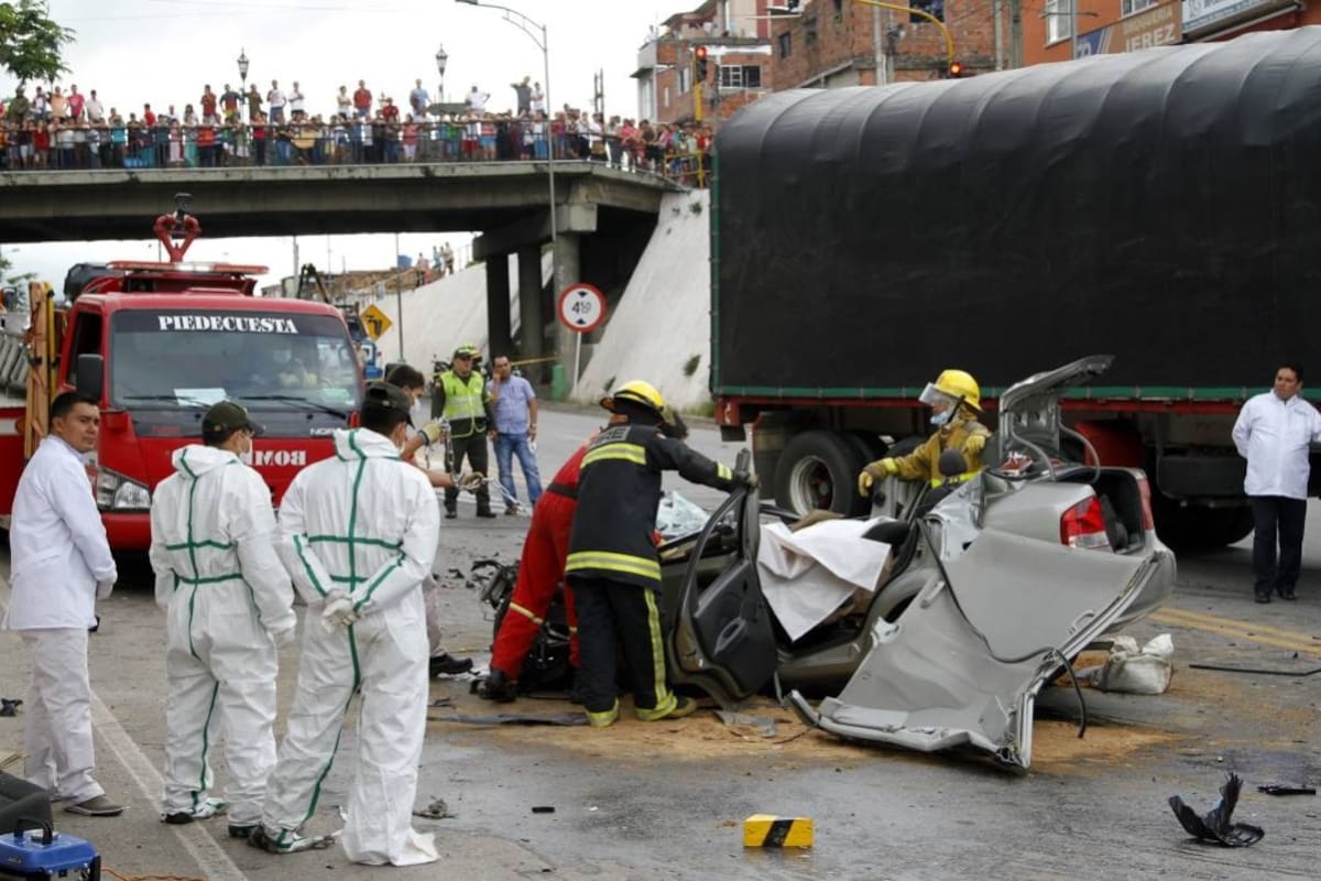 El tractocamión, que estaba cargado, ingresaba a la ciudad en el momento del accidente. (Foto: Marco Valencia / VANGUARDIA LIBERAL)