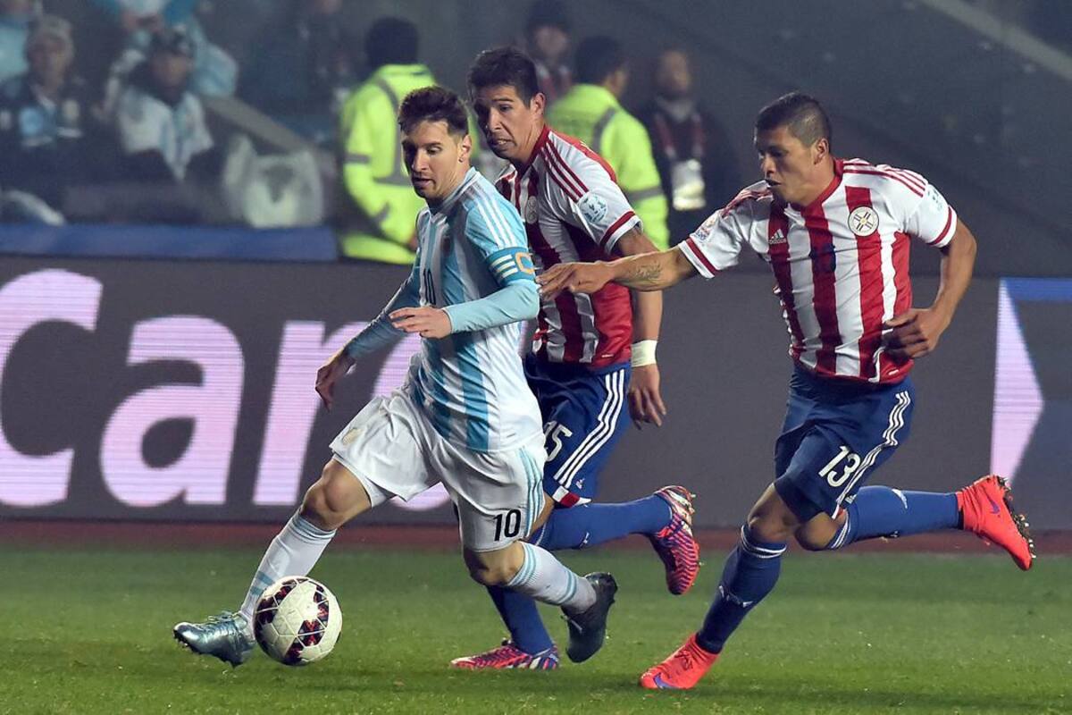 La Argentina de Lionel Messi no tropezó dos veces con la misma piedra y aplastó ayer 6-1 a Paraguay para avanzar a la final de la Copa América de Chile-2015, donde buscará su primer título en 22 años contra el anfitrión. Messi, pese a que no anotó, fue la figura del partido. (Foto: AFP / VANGUARDIA LIBERAL)