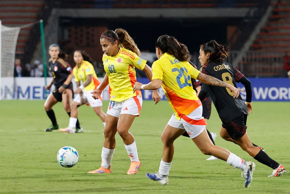 AME1276. MEDELLIN (COLOMBIA), 24/10/2025.- Leicy Santos (i) de Colombia controla el balón este viernes, en un partido de la Liga de Naciones Femenina entre Colombia y Perú en el Atanasio Girardot, en Medellin (Colombia). EFE/ Mauricio Dueñas Castañeda
