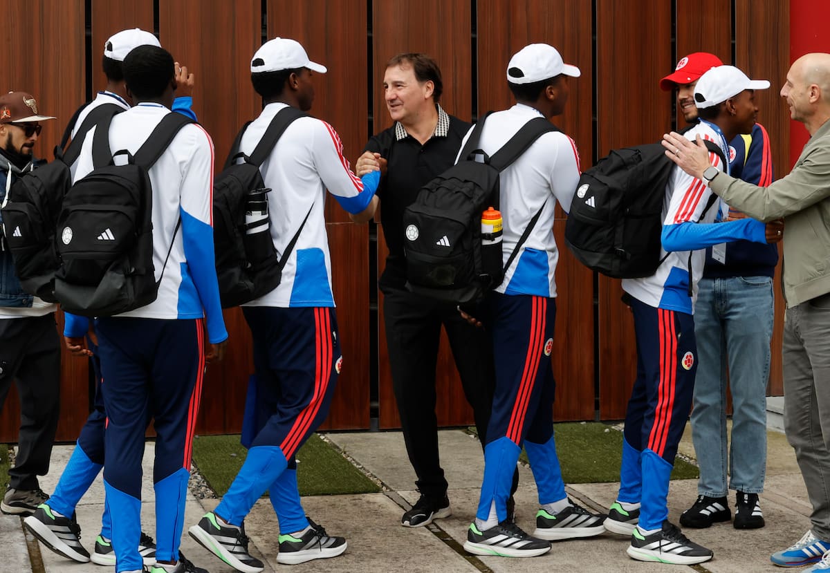 AME5234. BOGOTÁ (COLOMBIA), 20/04/2026.- El seleccionador de Colombia mayores, Nestor Lorenzo (c), saluda a los jugadores de la selección colombiana Sub-17 este lunes, a su llegada a Bogotá (Colombia). EFE/ Mauricio Dueñas Castañeda
