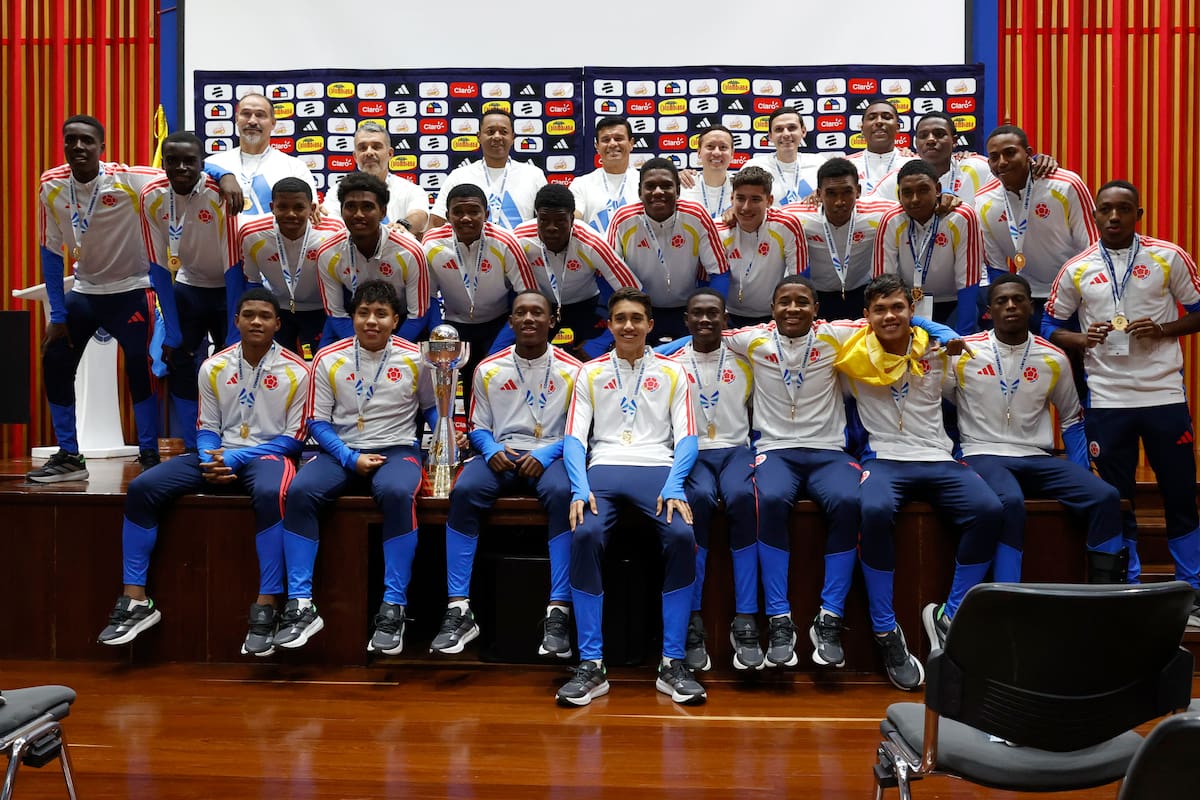 Jugadores de la selección colombiana de fútbol Sub-17 posan a su llegada a Bogotá (Colombia). EFE/ Mauricio Dueñas Castañeda