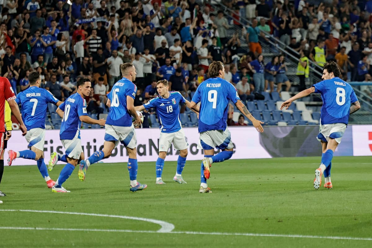 El equipo italiano celebra el 2-0 durante el partido de la fase de clasificación que han jugado Italia y Moldavia en en estadio Mapei Stadium en Reggio Emilia, Italia. Foto, EFE: ELISABETTA BARACCHI