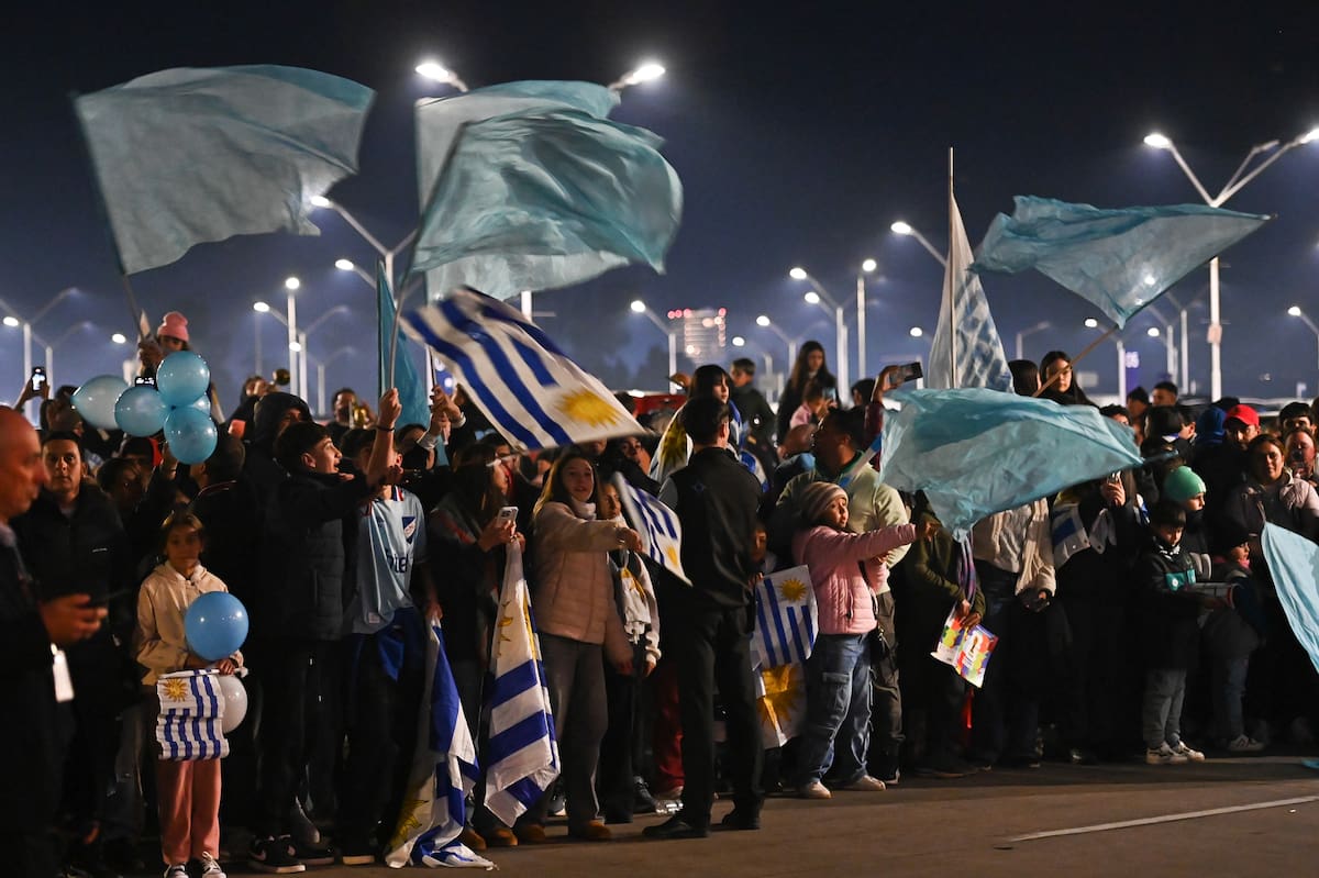 AME299. MONTEVIDEO (URUGUAY), 09/06/2026.- Aficionados de Uruguay animan este martes, durante la despedida a la selección en el Aeropuerto de Carrasco en Montevideo (Uruguay). EFE/ Federico Gutiérrez
