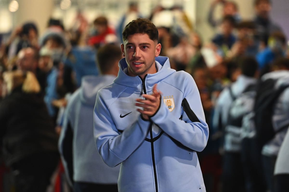AME300. MONTEVIDEO (URUGUAY), 09/06/2026.- Federico Valverde de Uruguay reacciona este martes, durante la despedida a la selección en el Aeropuerto de Carrasco en Montevideo (Uruguay). EFE/ Federico Gutiérrez