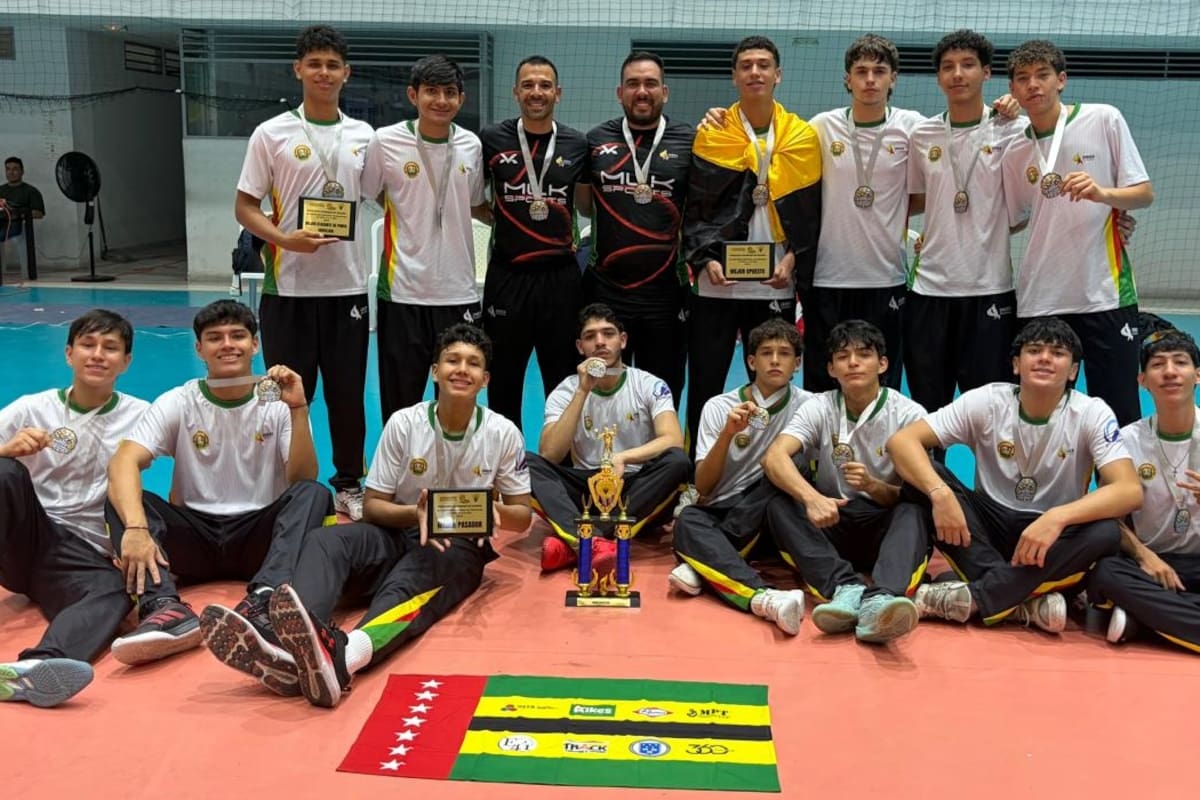 Santander A se coronó subcampeón del Campeonato Nacional U17 de Voleibol Masculino en Neiva, tras llegar a la final y conquistar tres reconocimientos individuales con sus jugadores. Foto: Suministrada.