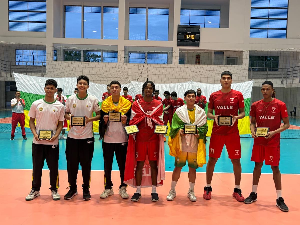 Santander A se coronó subcampeón del Campeonato Nacional U17 de Voleibol Masculino en Neiva, tras llegar a la final y conquistar tres reconocimientos individuales con sus jugadores. Foto: Suministrada.