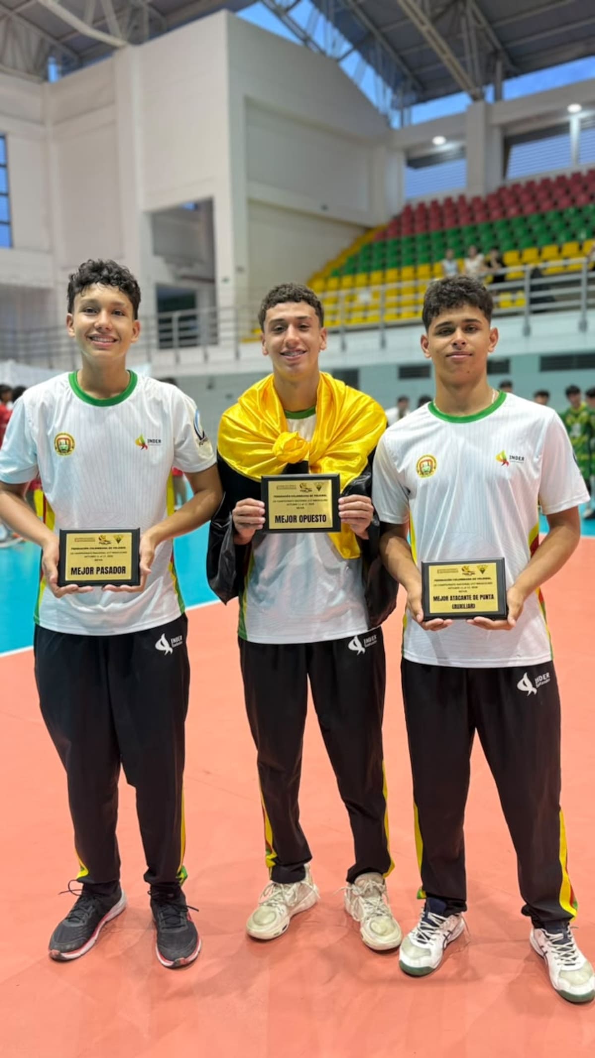Santander A se coronó subcampeón del Campeonato Nacional U17 de Voleibol Masculino en Neiva, tras llegar a la final y conquistar tres reconocimientos individuales con sus jugadores. Foto: Suministrada.