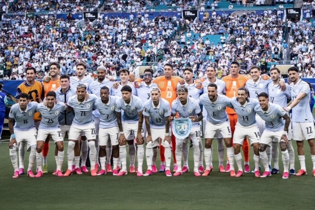 Uruguay enfrenta a Cabo Verde este domingo, con una particularidad que sigue generando debate en el fútbol internacional: cuatro estrellas en su escudo. Dos corresponden a los títulos mundiales de 1930 y 1950, pero las otras dos nacen de una historia anterior al propio Mundial. Foto: Selección de Uruguay.