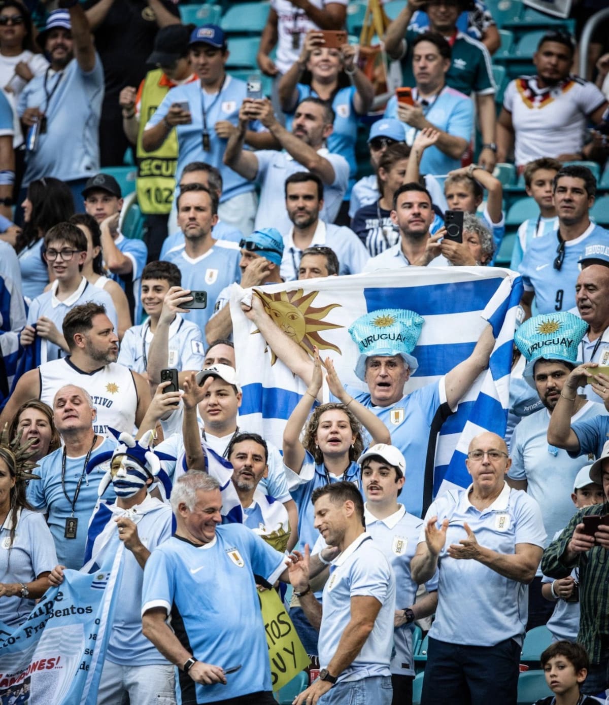 Uruguay enfrenta a Cabo Verde este domingo, con una particularidad que sigue generando debate en el fútbol internacional: cuatro estrellas en su escudo. Dos corresponden a los títulos mundiales de 1930 y 1950, pero las otras dos nacen de una historia anterior al propio Mundial. Foto: selección de Uruguay