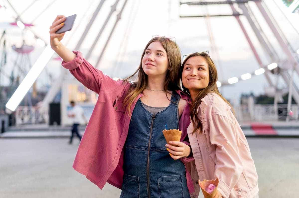 Dos jóvenes se toman una selfie. Freepik / VANGUARDIA