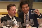 El incómodo momento entre el CEO de Xiaomi y Elon Musk por una selfie que se hizo viral