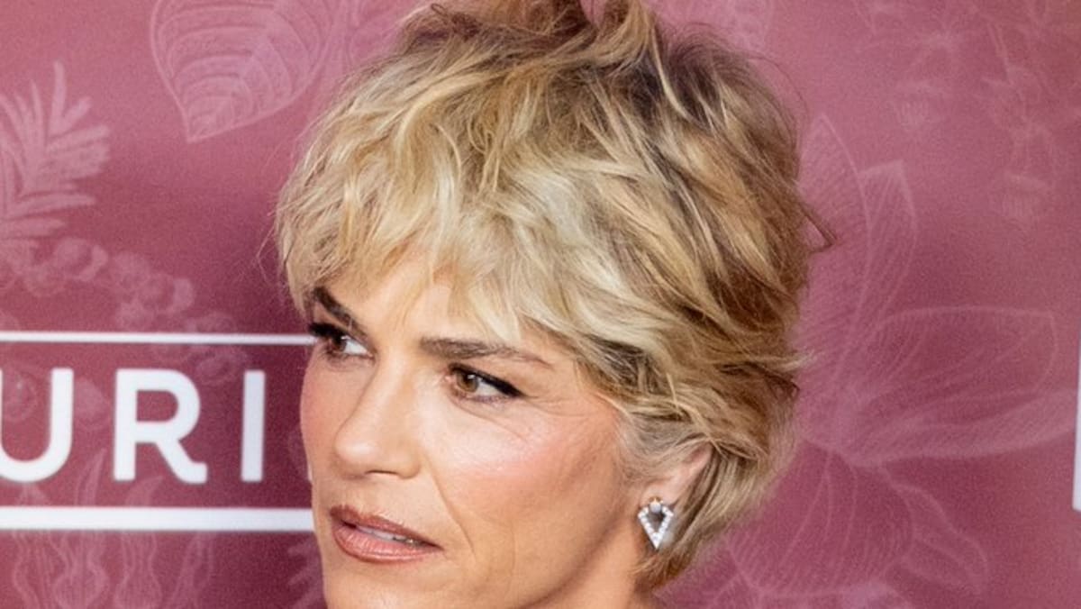 La actriz Selma Blair abrió supuestamente la puerta de un avión a mitad de un vuelo y muerde a tripulación.