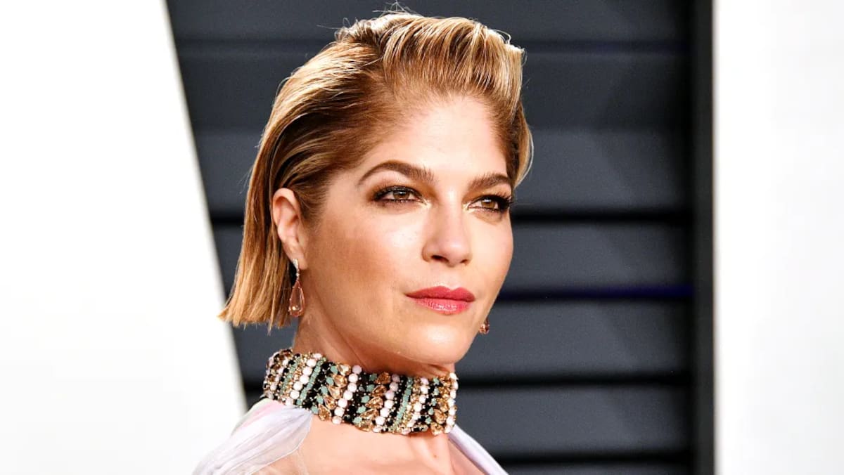 La actriz Selma Blair fue arrestada en un vuelo de Delta el domingo por la noche después de que se volviera físicamente abusiva, dijo la Autoridad Portuaria de Nueva York.
