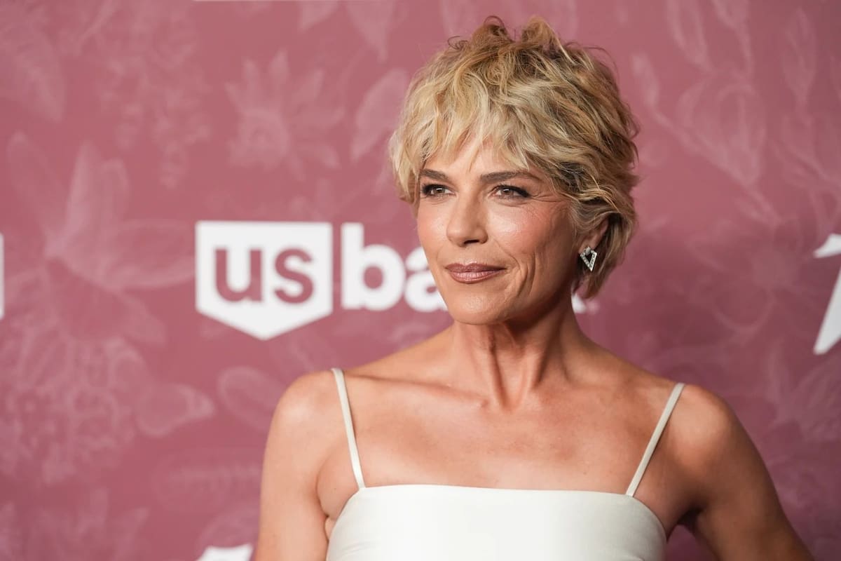 Selma Blair fue acusada de causar caos a bordo de un vuelo de Delta Airlines —golpeando a un asistente de vuelo y mordiendo a otro después de intentar abrir la puerta del avión en medio del vuelo.