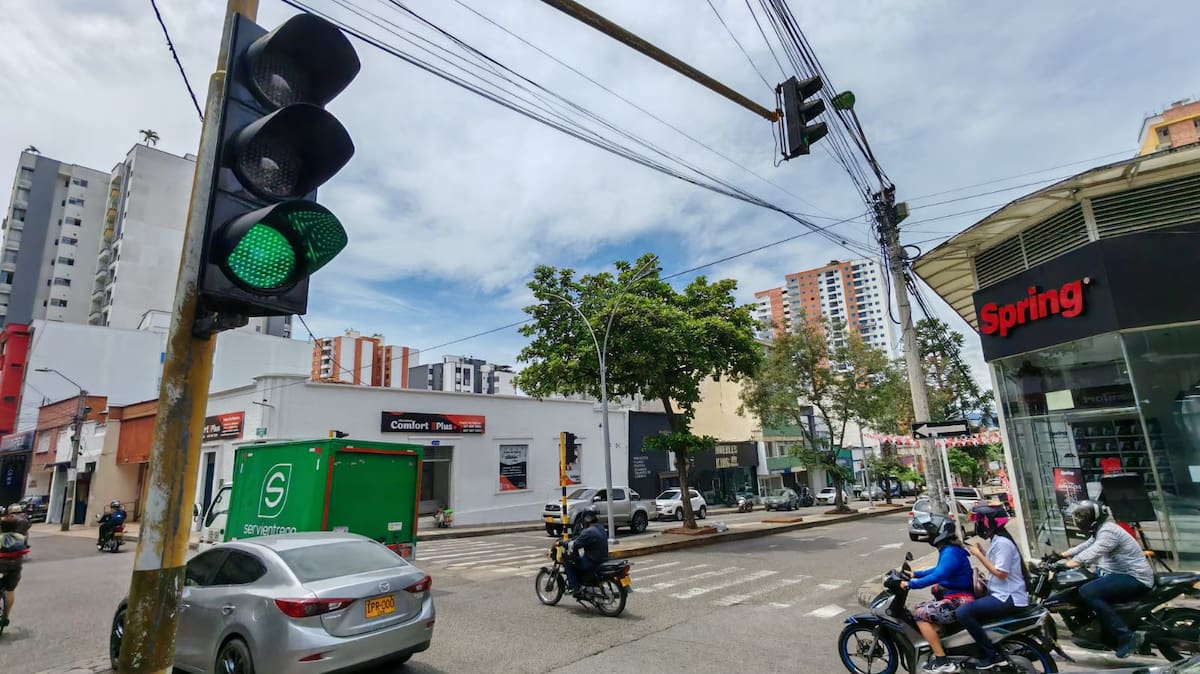 Según la Dirección de Tránsito, más de 105 intersecciones de Bucaramanga funcionan en modo local, por lo que sus tiempos deben ajustarse directamente en el sitio y no desde la central. Foto: Marco Valencia/Vanguardia