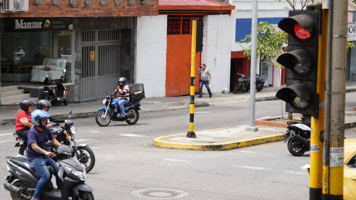 En la carrera 27, en las horas pico, agentes de tránsito regulan el paso mientras la renovación de la red semafórica depende del empréstito suspendido por un juez. Foto: Marco Valencia/Vanguardia