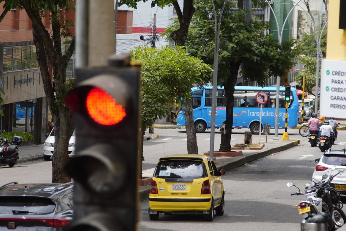 Conductores que bajan por la calle 36 denuncian que avanzan dos cuadras en verde y en la siguiente los detiene un rojo, lo que arma trancones en hora pico. Foto: Marco Valencia/Vanguardia