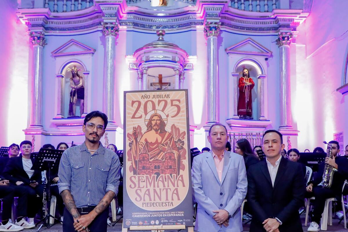 Julián Camilo Vargas, artista y diseñador gráfico; Óscar Javier Santos Galvis, alcalde de Piedecuesta; y Jeferson Osorio Suárez, director de Cultura. Suministrada / VANGUARDIA