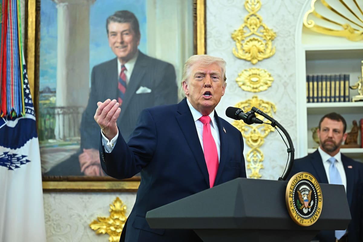 Washington, DC (United States), 24/03/2026.- US President Donald Trump (L) speaks next to and Markwayne Mullin, the new secretary of the US Department of Homeland Security (DHS), during a swearing-in ceremony in the Oval Office of the White House in Washington, DC, USA, 24 March 2026. Mullin was confirmed as Department of Homeland Security (DHS) secretary, placing the Oklahoma senator in charge of a Trump administration immigration crackdown that has triggered a 37-day funding shutdown of the cabinet agency. EFE/EPA/GRAEME SLOAN / POOL