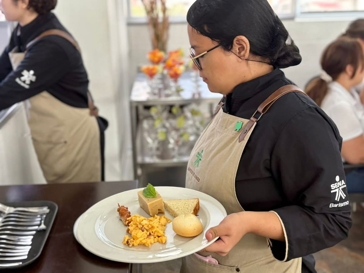 Los programas gratuitos incluyen acompañamiento académico y oportunidades de inserción laboral en distintos sectores.