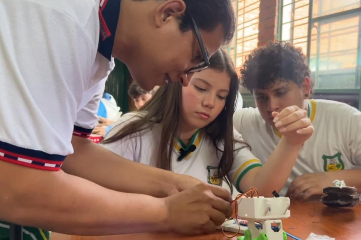 La articulación educativa con el SENA en Santander impulsa a jóvenes que crean soluciones tecnológicas a partir de desechos. | Foto: suministrado.