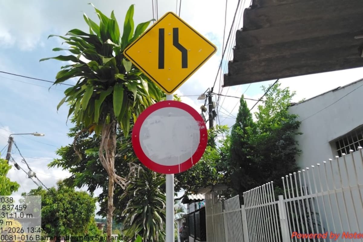 Las señalizaciones de tránsito fueron vandalizadas con pintura blanca en varios puntos del barrio Provivienda de Barrancabermeja.
Suministrada/Vanguardia