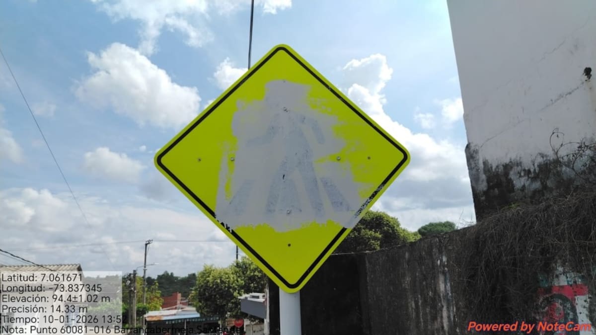 Las señalizaciones de tránsito fueron vandalizadas con pintura blanca en varios puntos del barrio Provivienda de Barrancabermeja.
Suministrada/Vanguardia