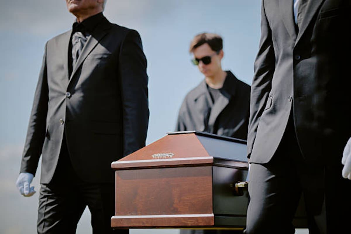 La familia de Kimberly Moore quedó horrorizada al descubrir que la persona dentro del féretro no era su familiar. La funeraria reconoció que el cuerpo de la mujer habría sido cremado por error.