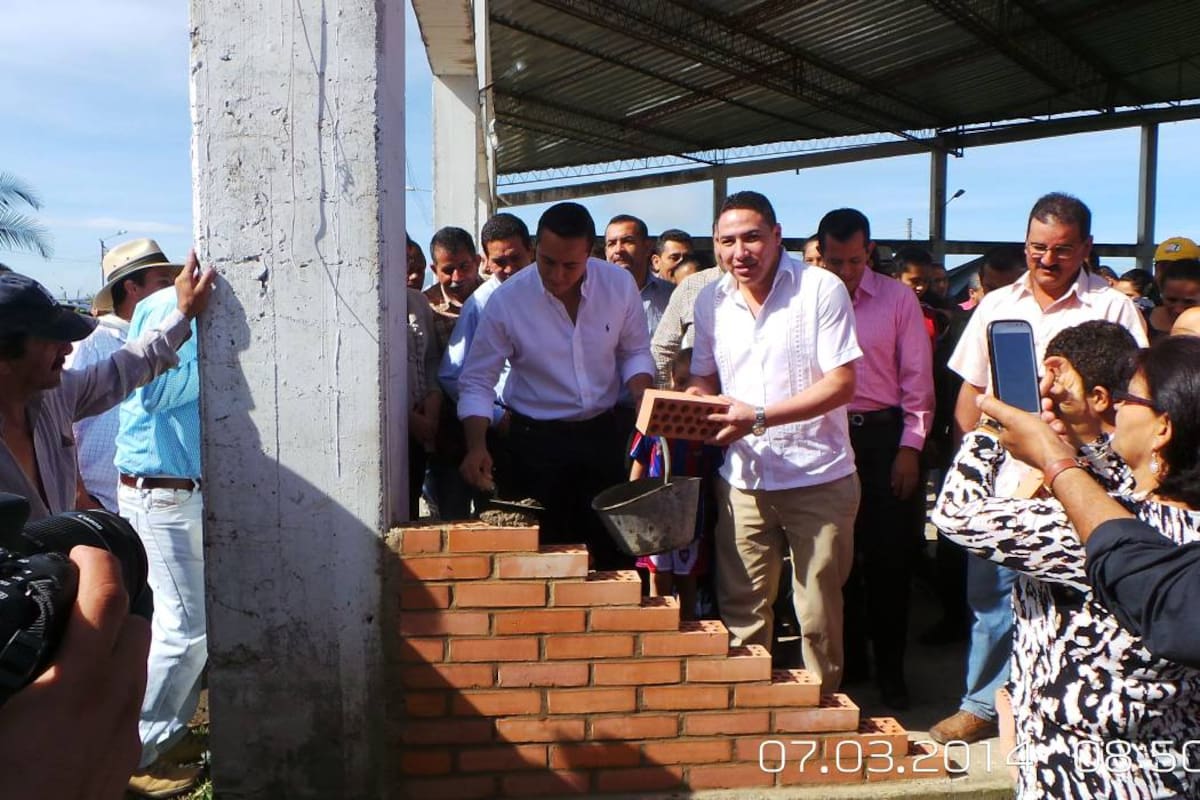 Las autoridades departamentales y municipales fueron las encargadas de poner, de manera simbólica, la primera piedra del coliseo cubierto en Guavatá. Las obras serán ejecutadas en un plazo de cinco meses. (Foto: Suministrada / VANGUARDIA LIBERAL)