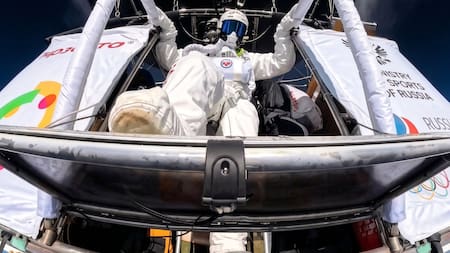 ¡Se lanzó al vacío desde 11.551 metros! Paracaidista ruso rompe récord mundial y desafía la estratosfera