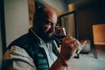 ¿Se están acabando las reglas para tomar vino? Esto está pasando en Colombia
