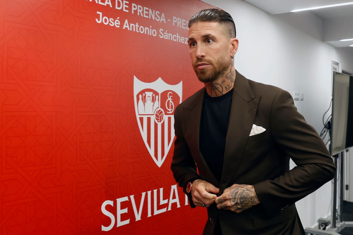 SEVILLA, 18/06/2024.- El futbolista Sergio Ramos a su llegada a la rueda de prensa donde se despide del club sevillista tras haber jugado en esta temporada de su vuelta a la entidad 37 partidos con un total de 3.301 minutos y 7 goles en su haber, este martes en el Estadio Sánchez Pizjuán de la capital hispalense. EFE/José Manuel Vidal