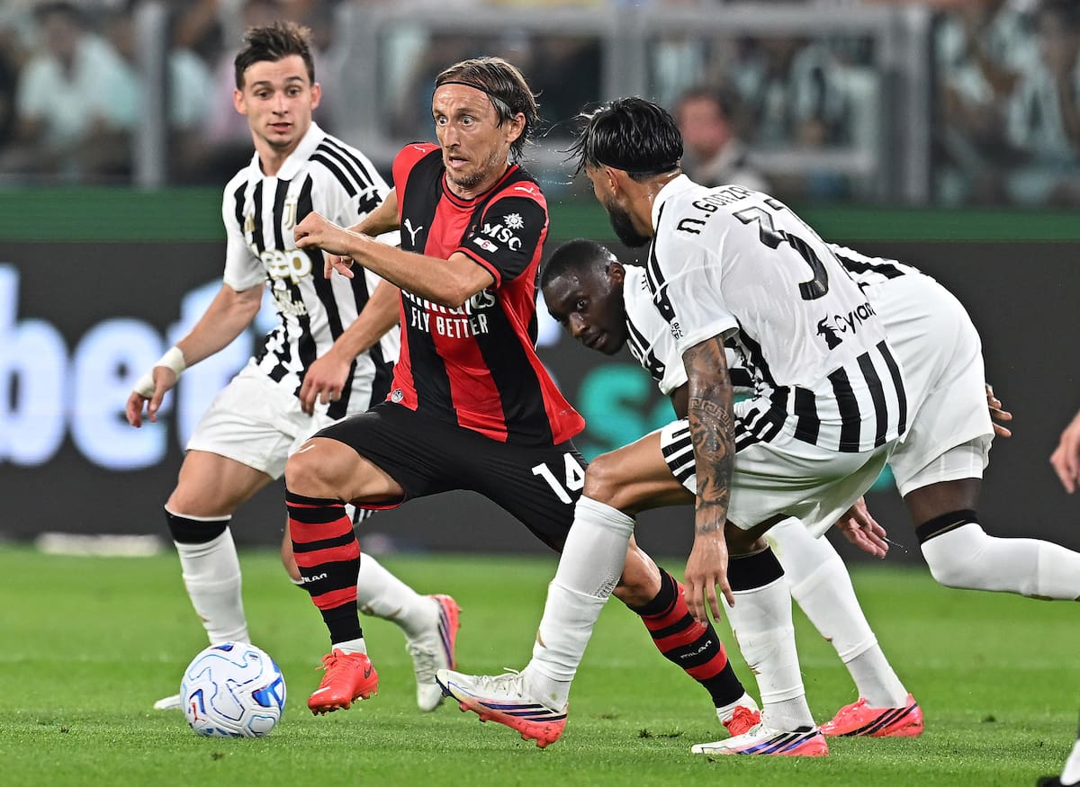 Turin (Italy), 06/09/2026.- Juventus' Nico Gonzalez (L) and Milan's Luka Modric in action during the Italian Serie A soccer match between Juventus FC and AC Milan at the Allianz Stadium in Turin, Italy, 06 September 2026. (Italia) EFE/EPA/ALESSANDRO DI MARCO